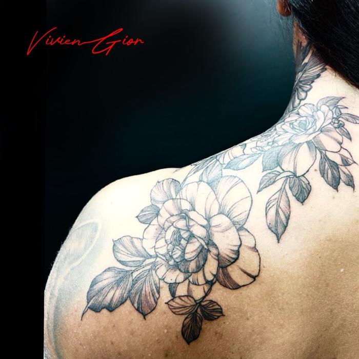  realistic tattoo of black and white flowers tattooed on shoulder 