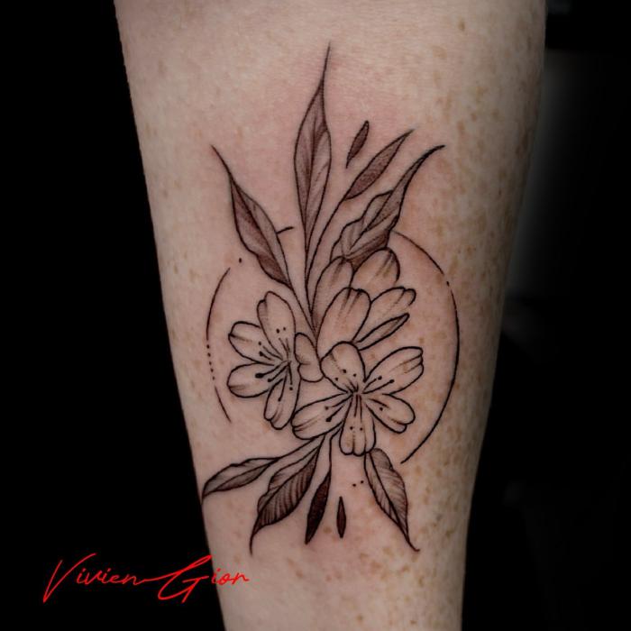  realistic tattoo of flowers tattooed on womans leg 